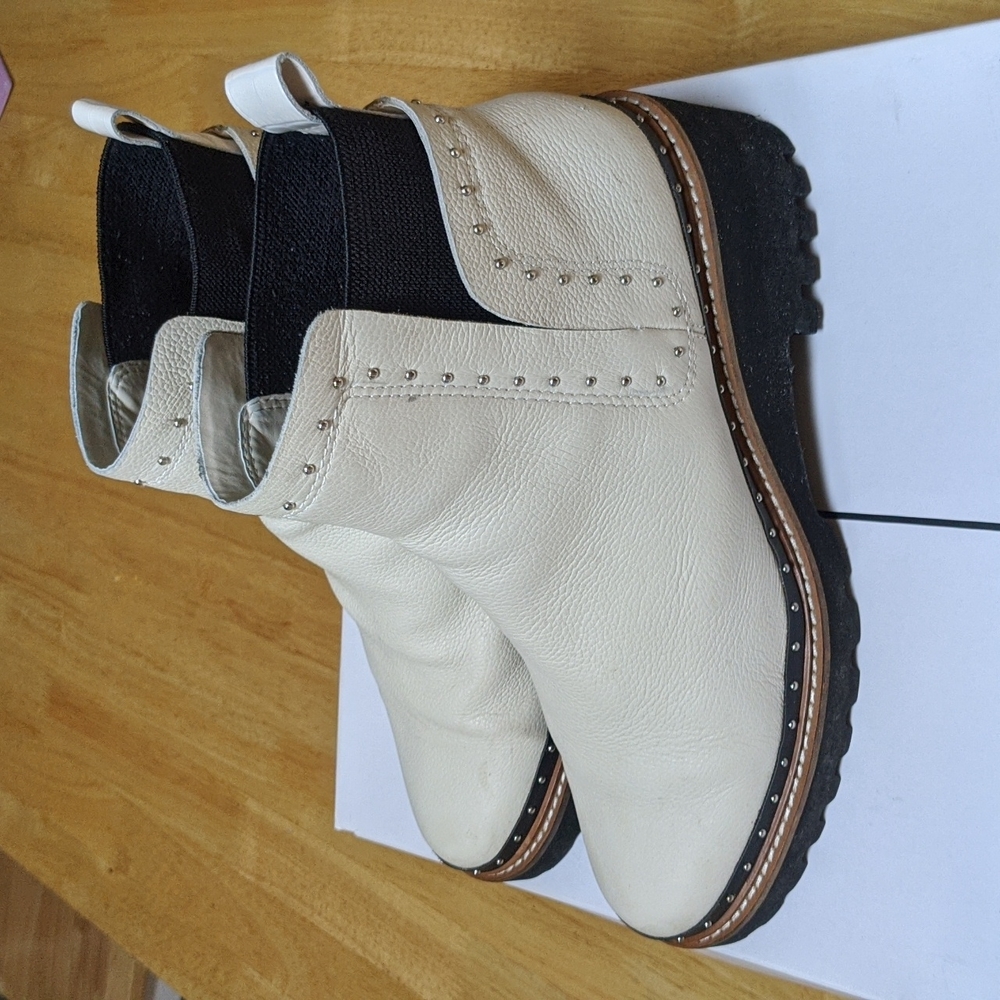 White leather Dolce Vita boots size 10